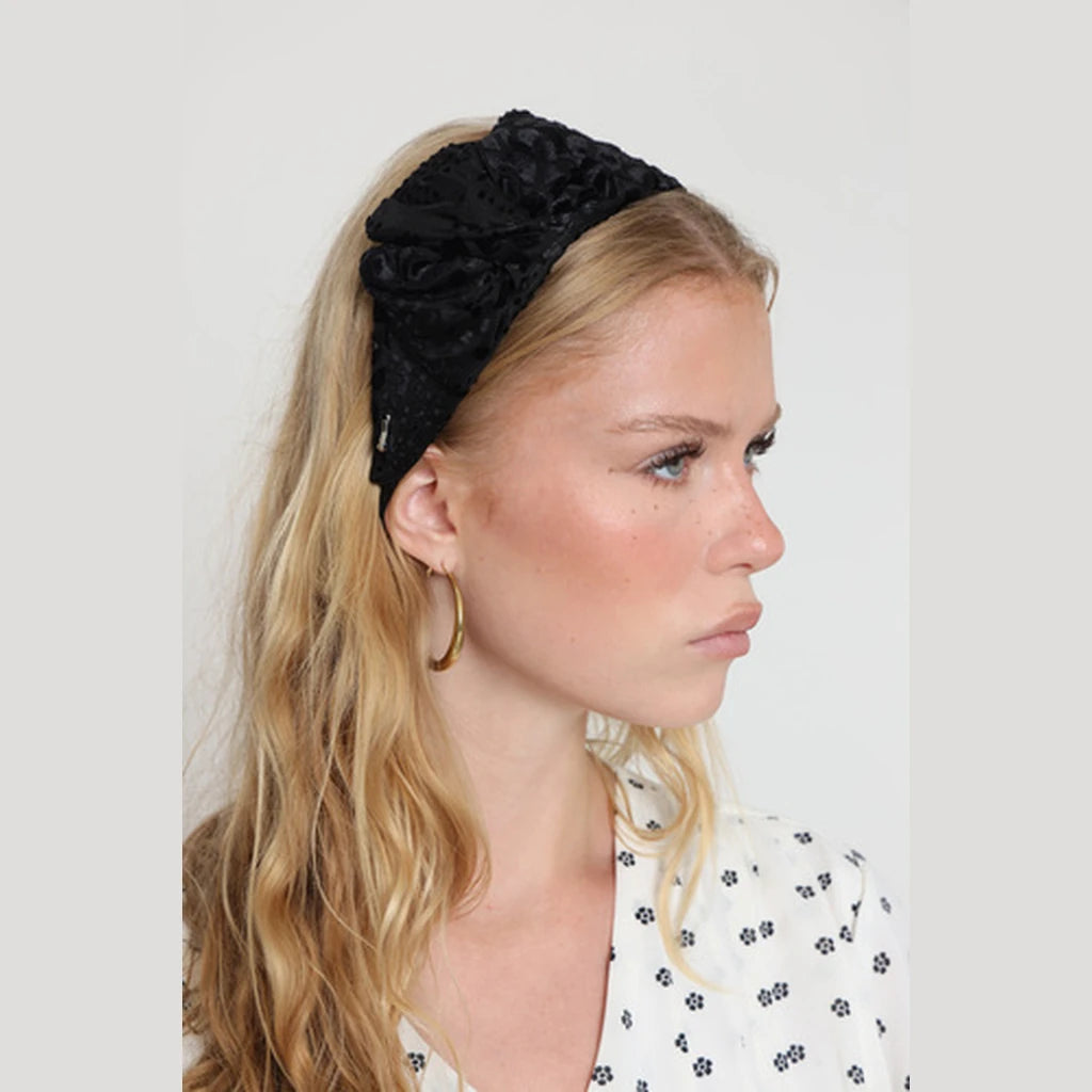 קשת שיער מבד קטיפה שחור עם פפיון קטן