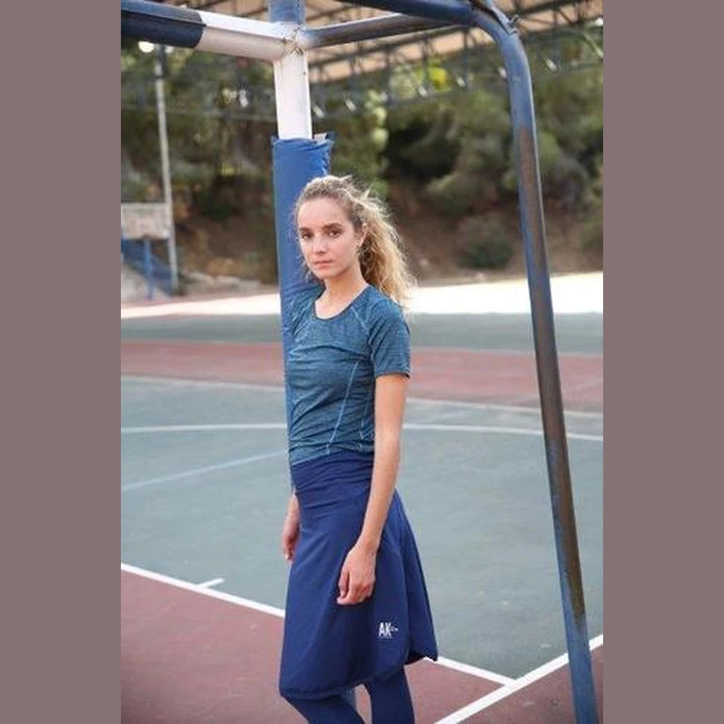 חצאית ספורט קצרה כחולה כהה